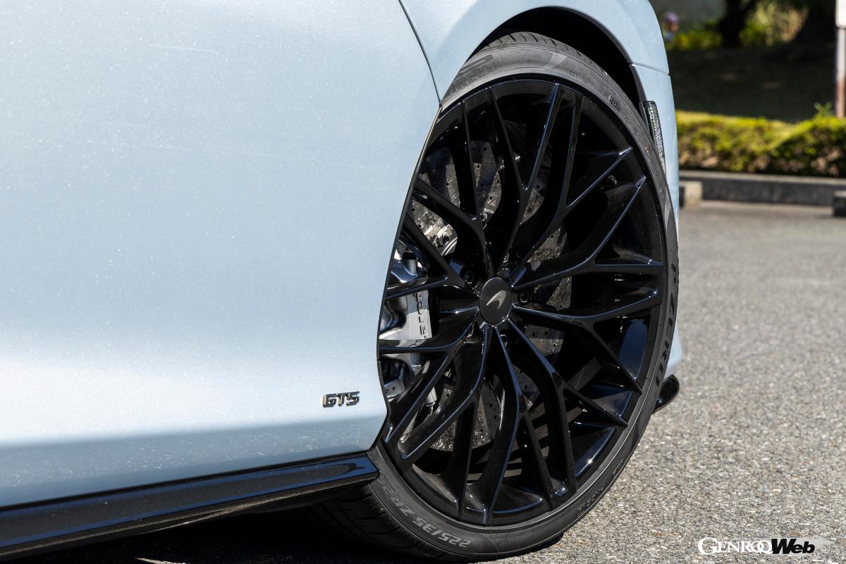 グランドツアラーだが、当然スーパースポーツとしての走りの魅力にも溢れている。