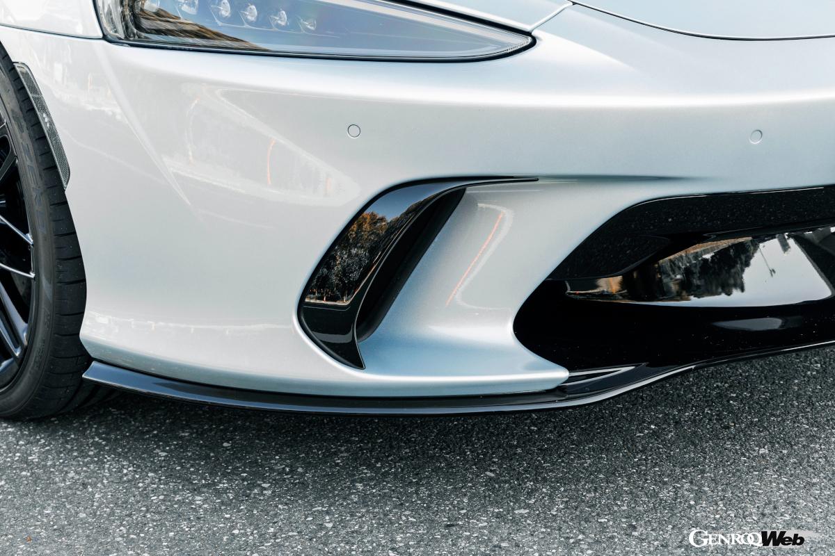 一新されたフロントバンパーのデザイン。