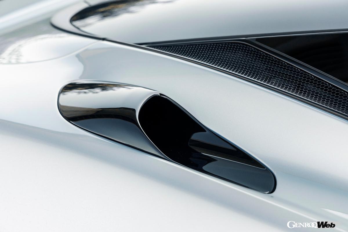 リヤフェンダー上には視覚的にもアイキャッチとなるエアインテークを配置。