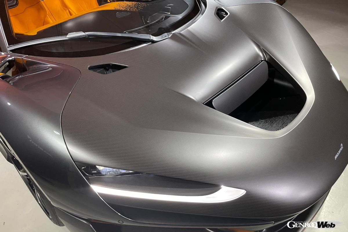 マクラーレン初の上方向に開閉するアンヘドラルウイングドアが採用されたことで、フロントフェンダー後ろの空間が有効活用でき、フロントからの空気の流れを改良できた。