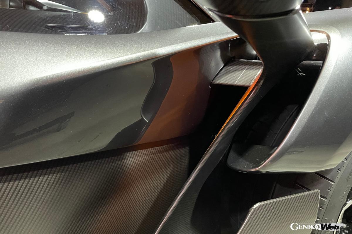 マクラーレン初の上方向に開閉するアンヘドラルウイングドアが採用されたことで、フロントフェンダー後ろの空間が有効活用でき、フロントからの空気の流れを改良できた。