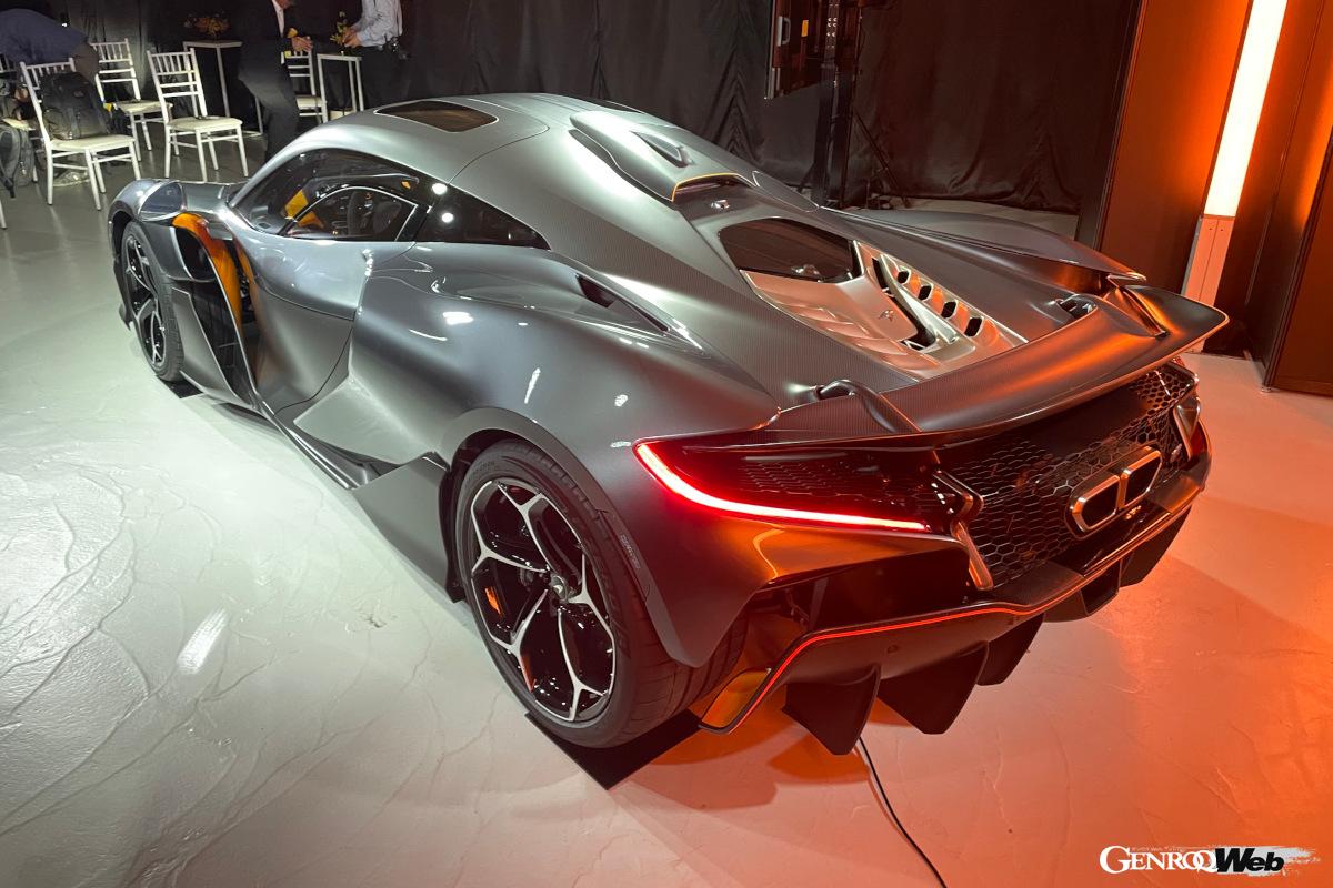 リヤミッドには新開発のMHP-8型4.0リッターV型8気筒ツインターボエンジンが搭載される。