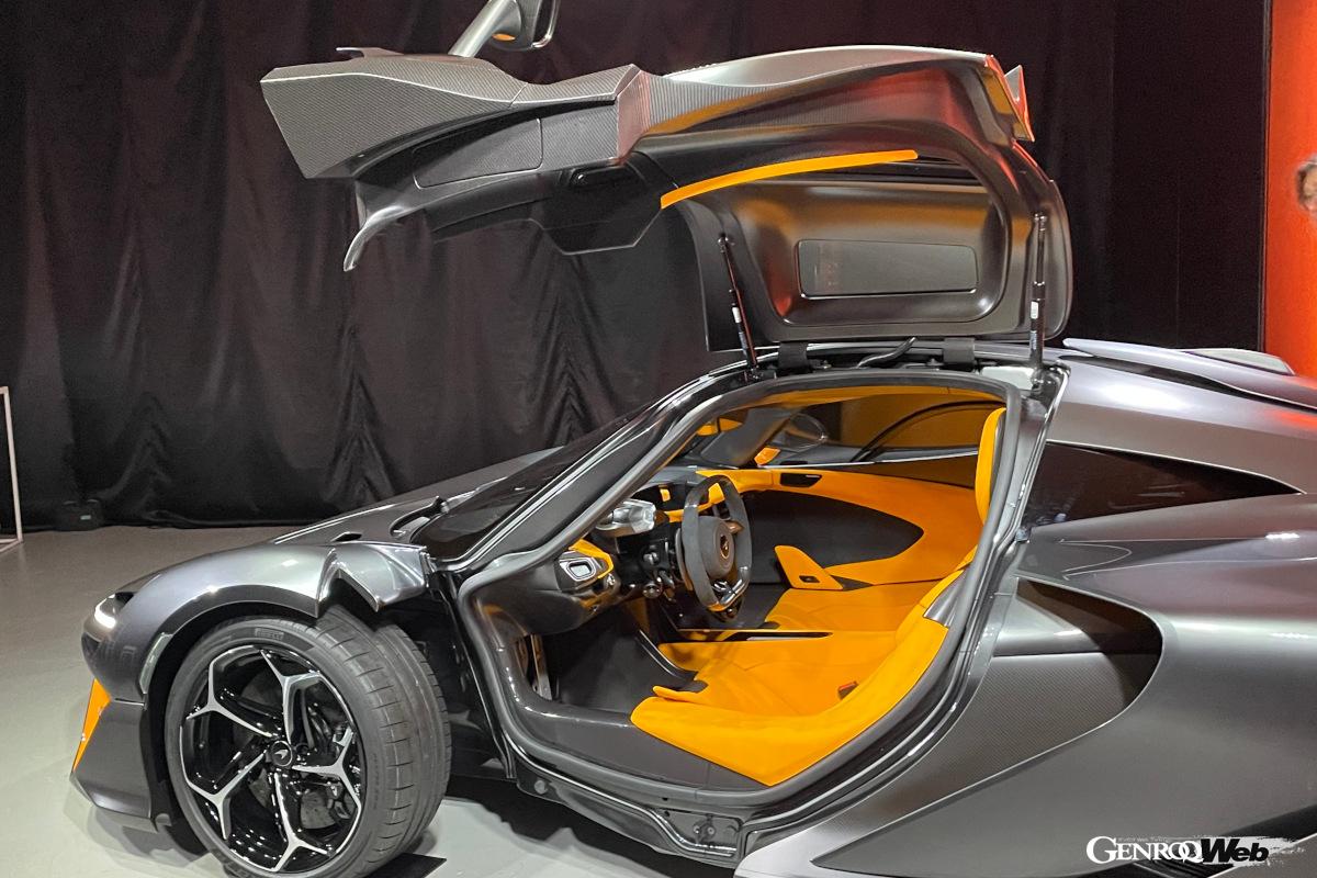 カーボンファイバー製モノコックに左右シートとも固定される。小径ステアリング、ペダルなどの位置は調整可能だ。