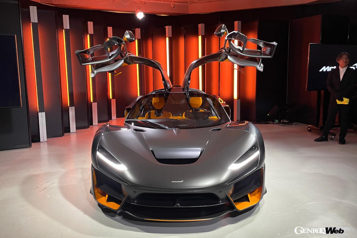 マクラーレン初の上方向に開閉するアンヘドラルウイングドアが採用されたことで、フロントフェンダー後ろの空間が有効活用でき、フロントからの空気の流れを改良できた。