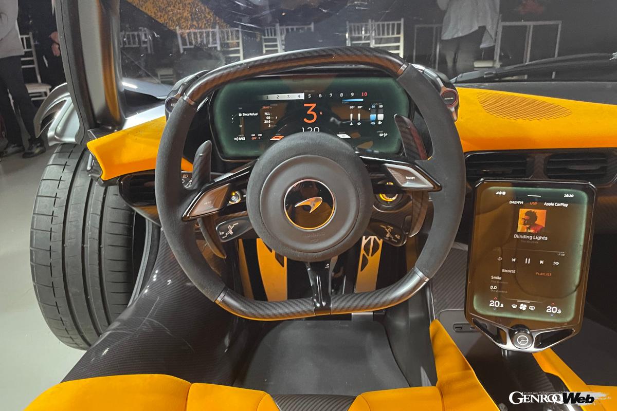 カーボンファイバー製モノコックに左右シートとも固定される。小径ステアリング、ペダルなどの位置は調整可能だ。