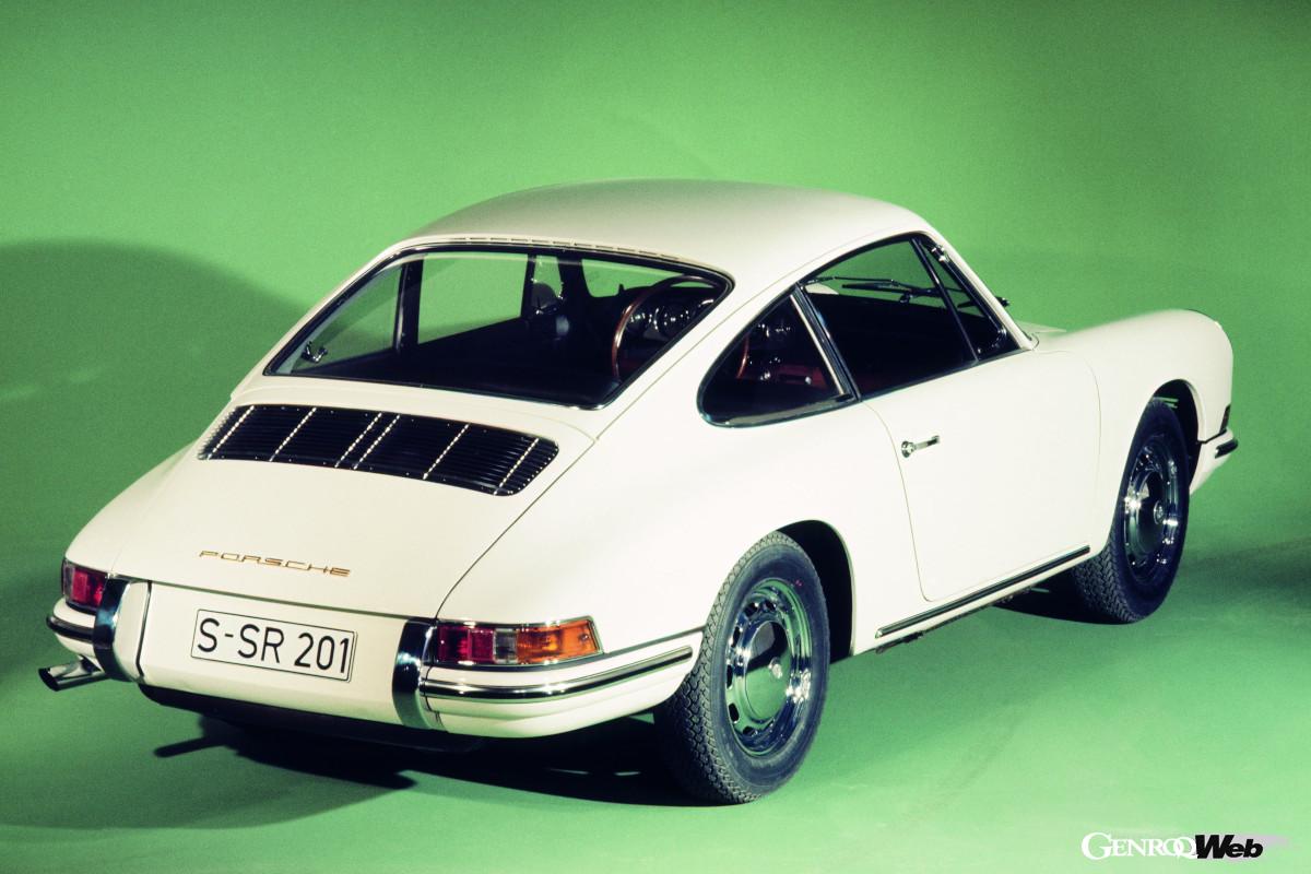 1991cc空冷水平対向6気筒SOHCのタイプ901エンジンをリヤに搭載する。