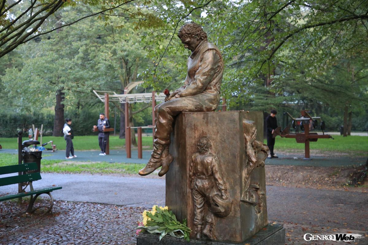 サーキットの場内にはセナのモニュメントを案内する看板もある。周辺は公園となっており、モニュメントのすぐ後ろには健康器具があった。