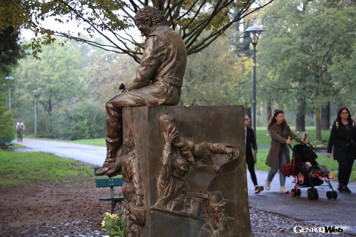 モニュメントの脇のコースとの境界になるフェンスにはセナの母国ブラジルの国旗や花、あるいは当時の活躍をリスペクトするメッセージが添えられていた。