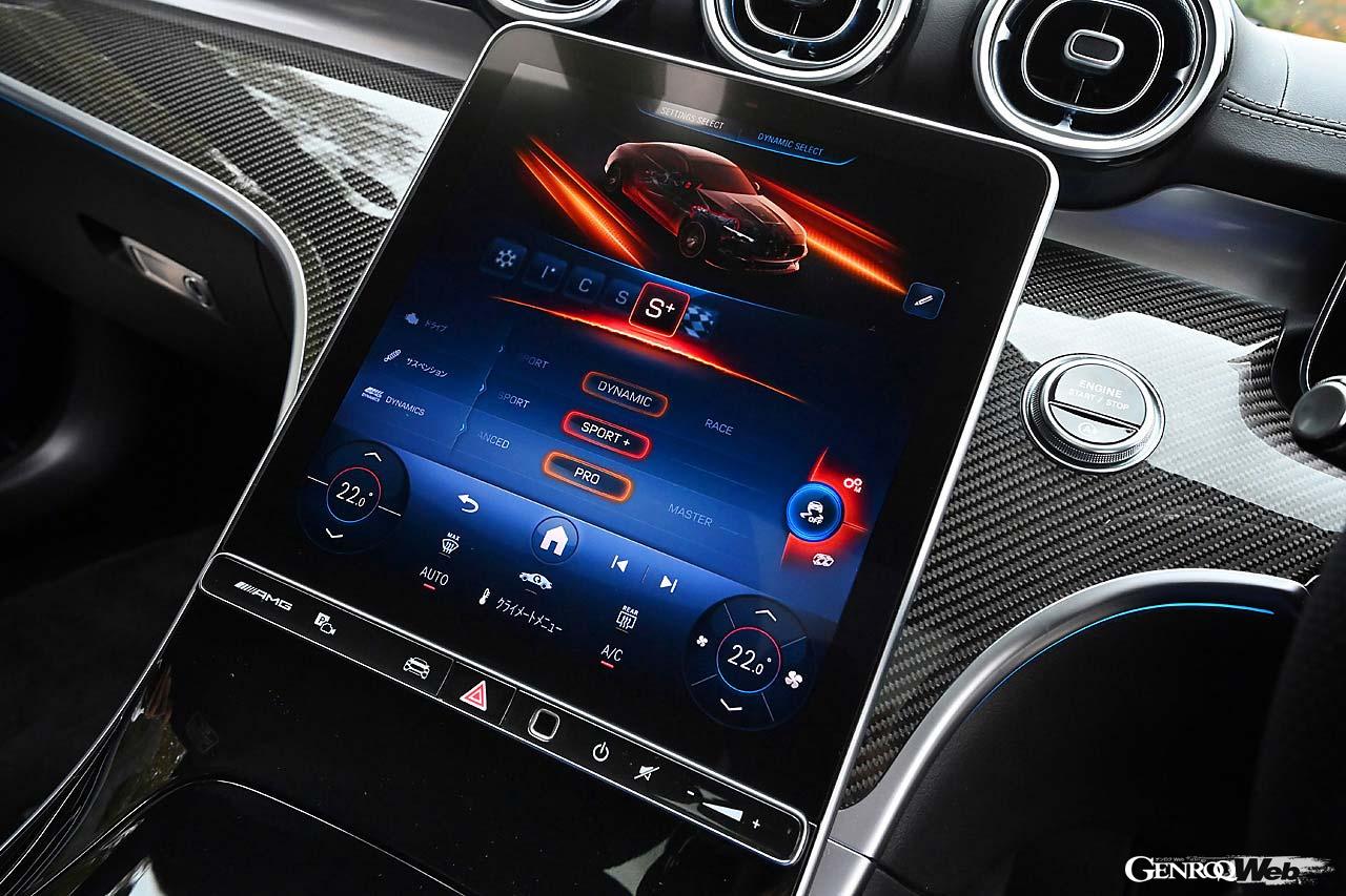 インパネはCクラスに倣うもの。運転席側に約6度傾けられた11.9インチのモニターでは、走行モードの調整を子細に行うことができる。試乗車はレザーエクスクルーシブパッケージ装着車で、本革シート、マルチコントロールシートバック、ブルメスター3Dサウンドシステムなどがセットで装備される。