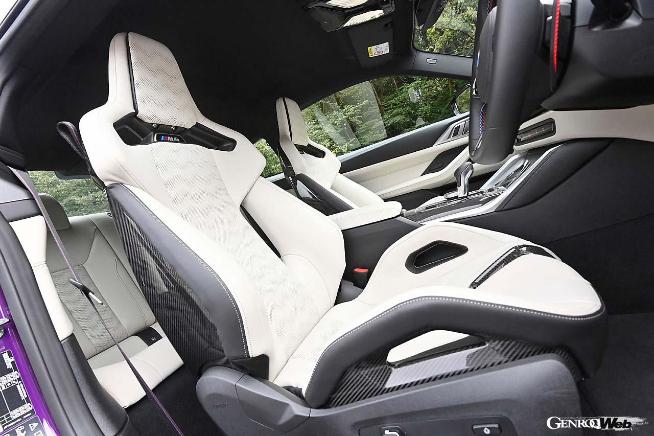 今年7月のマイナーチェンジで内外装がアップデートされたM4。インテリアではエアコン吹出口周辺のデザインが変更されている。試乗車はフルレザーのカーボンバケットシートをオプション装着。「Mドライブ・プロフェッショナル」は、ESCの作動をなんと10段階で調整できる（こちらもオプション）。