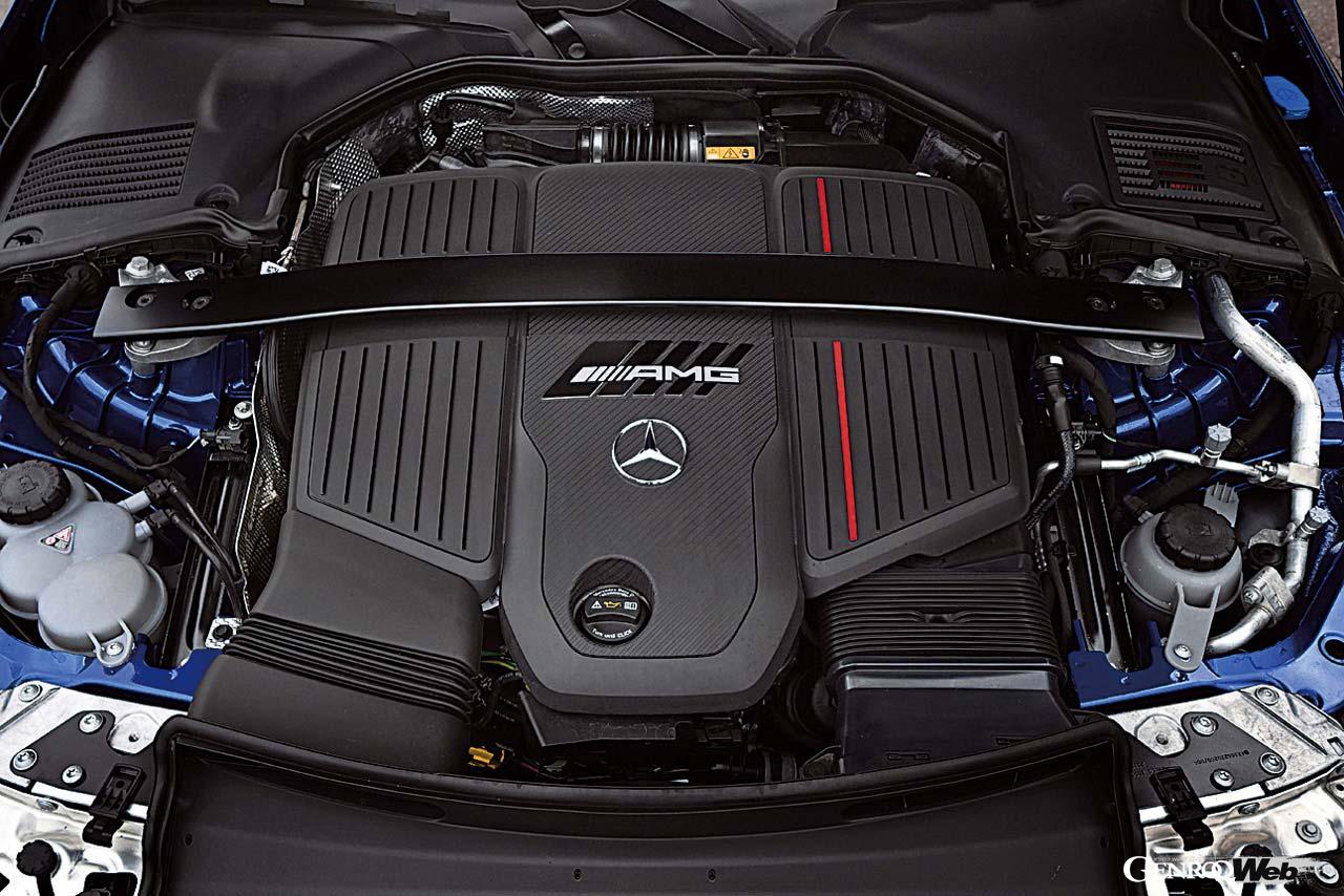 先代Eクラス・クーペに積まれていた「M256」の改良版となる「M256M」ユニット。電動スーパーチャージャーは最大加給圧を0.4barから1.5barにまで高めている。