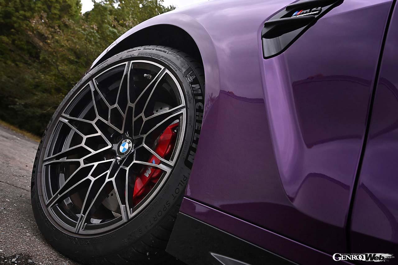 ホイールは鍛造で、ブラック塗装の「ダブルスポーク・スタイリングM826」が標準装備。タイヤサイズは前275/35R19、後285/30R20だ。