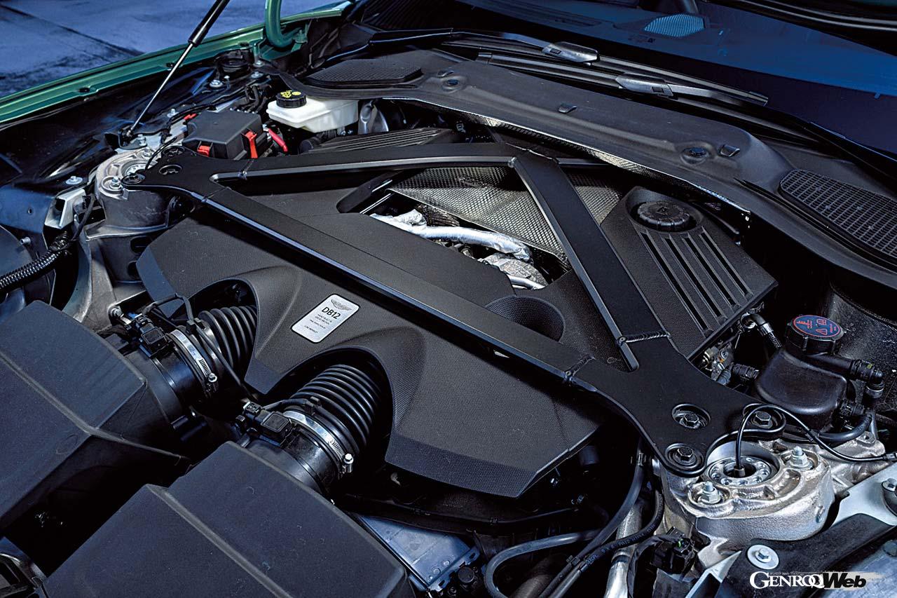 オリジナルのヘッドカバーを持つ4.0リッターV8ツインターボは、重量バランス改善のためダッシュパネルにめり込むようにして後方に搭載。トランスミッションはZF製の8速AT。