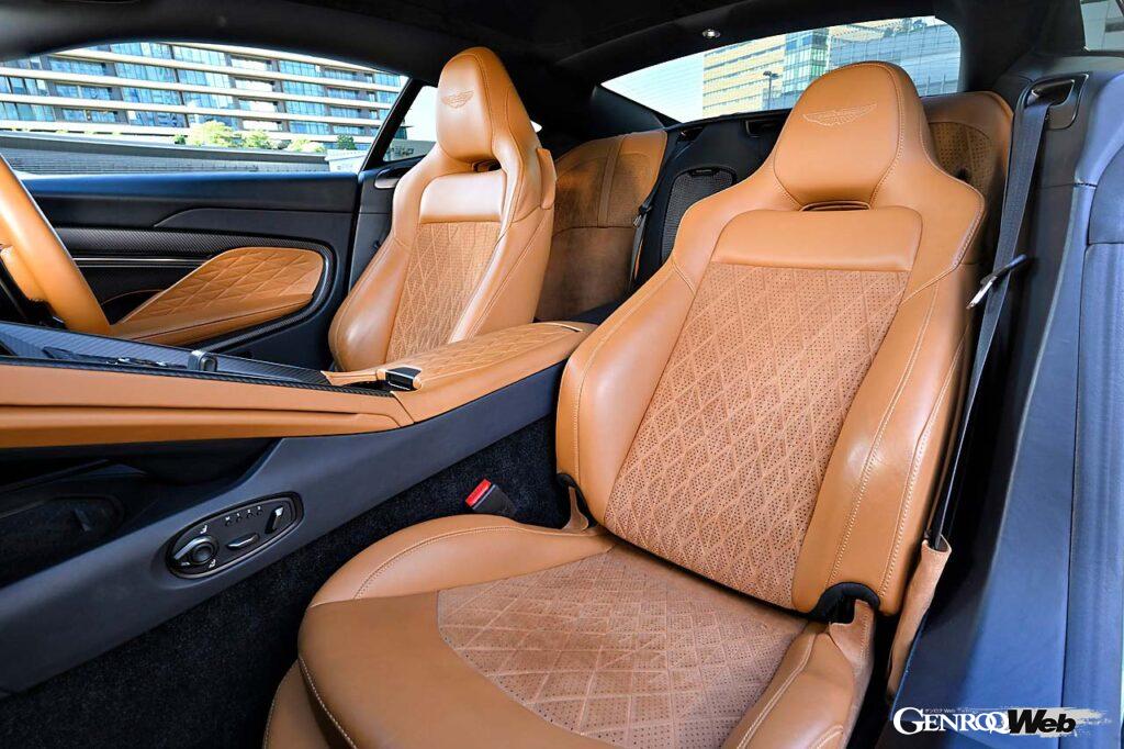 2+2のキャビンを持つDB12。試乗車はダイヤモンドパターンのステッチが入ったスポーツシートを装着。ほか、コンフォートシートやカーボン製パフォーマンスシートも用意される。
