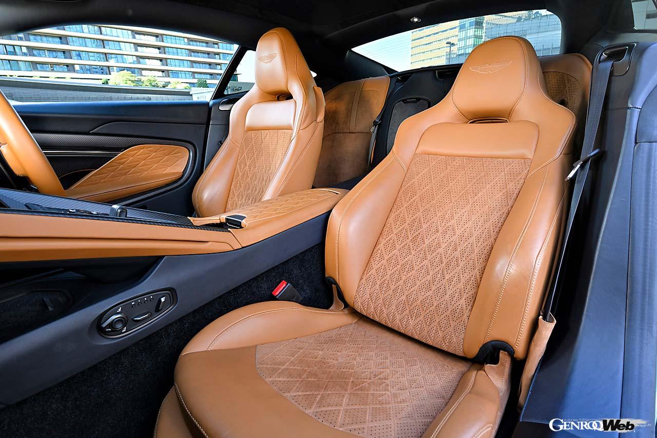 2＋2のキャビンを持つDB12。試乗車はダイヤモンドパターンのステッチが入ったスポーツシートを装着。ほか、コンフォートシートやカーボン製パフォーマンスシートも用意される。