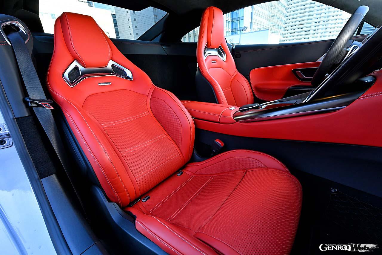 2シーターが標準だがキャビン後方にはスペースがあり、オプションでリヤシートを装着することもできる。試乗車のヘッドレスト一体型AMGパフォーマンスシートもオプション。