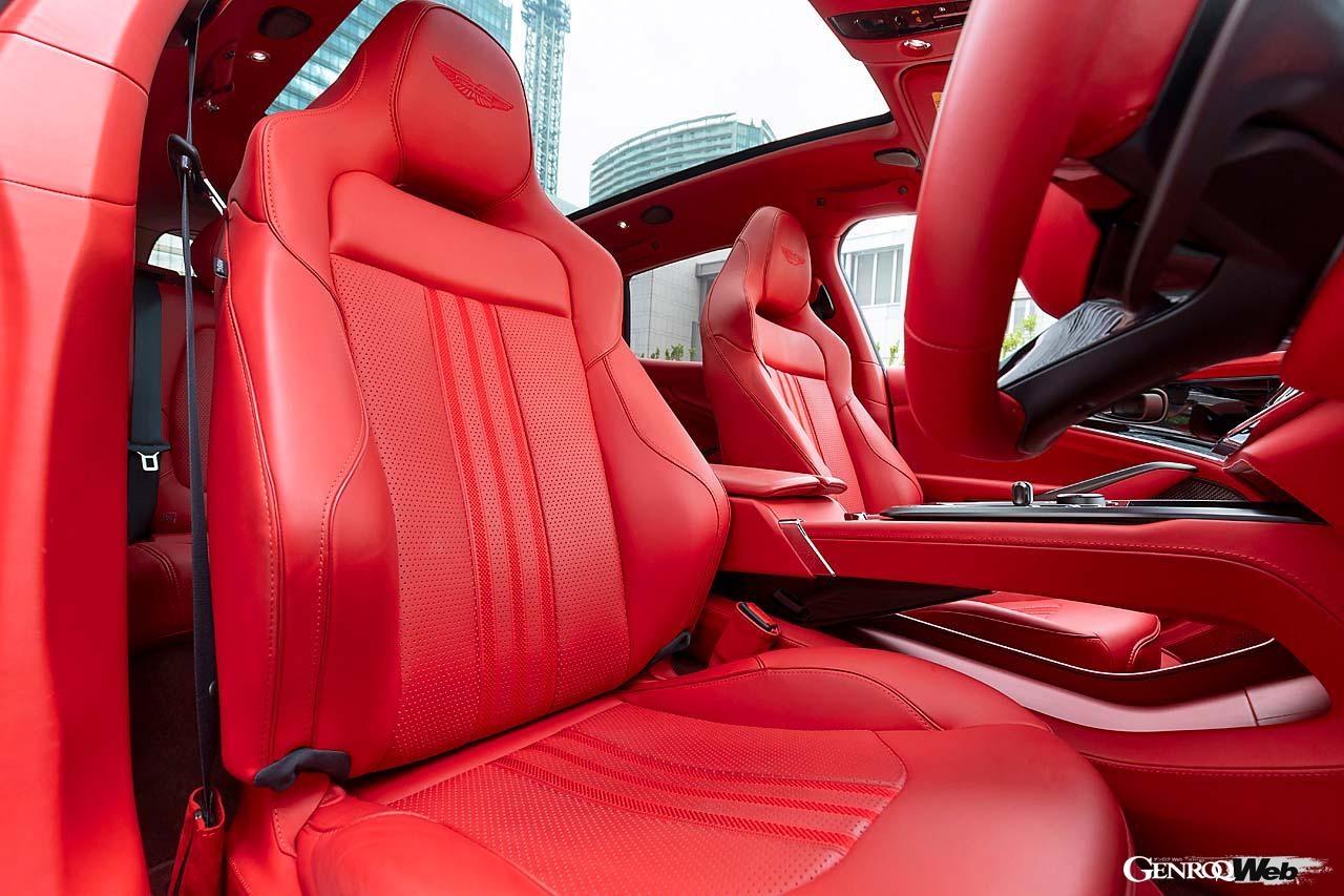 上質なレザーはサイズも十分。グラスルーフは広大だが、シェードを閉じると通常の屋根と変わらない。