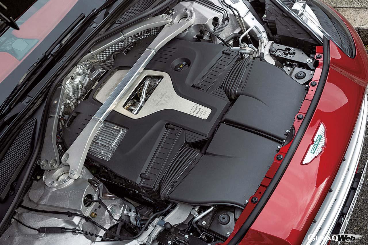 V8ツインターボはホットV方式を採用。太いアルミ製のタワーバーとブレースバーが剛性を高める。