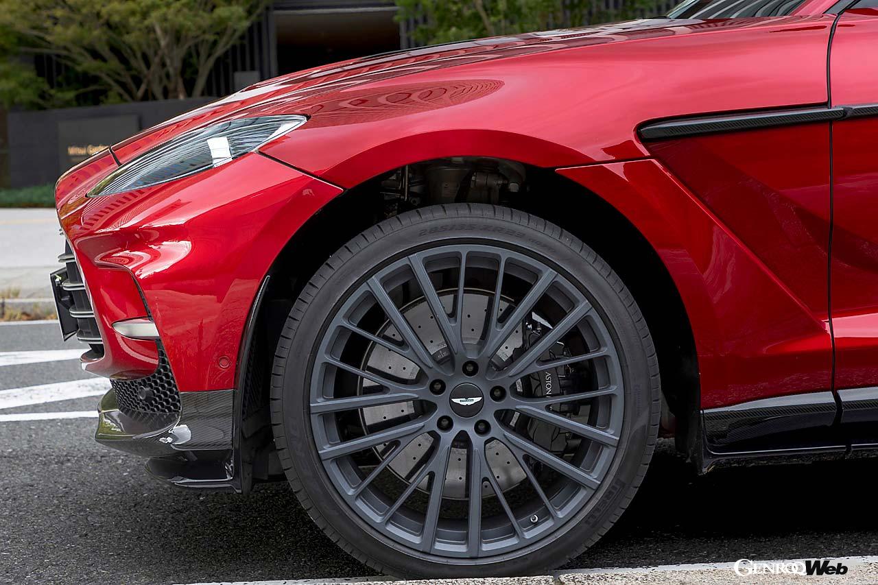 スポーツモードを選択するとエアサスペンションにより車高が自動的に下がる。フロントブレーキは6ポットでカーボンセラミックのローターを標準装備する。