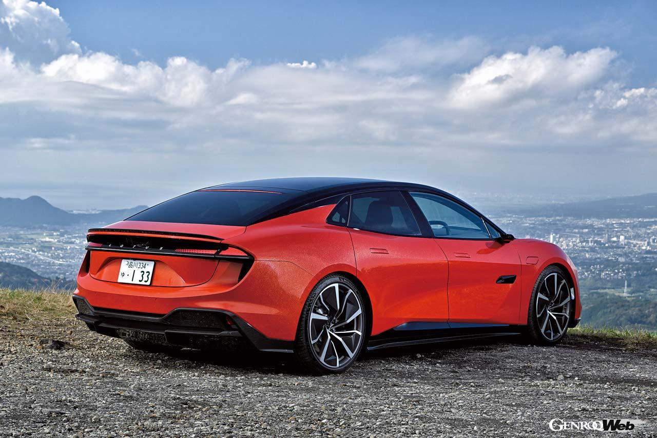 エレトレと比較すると、エメヤは全長と全幅はほぼ同等、全高のみ172mm低い。その一方でホイールベースは50mm長く、より伸びやかに見えるのはこのせいもあるだろう。