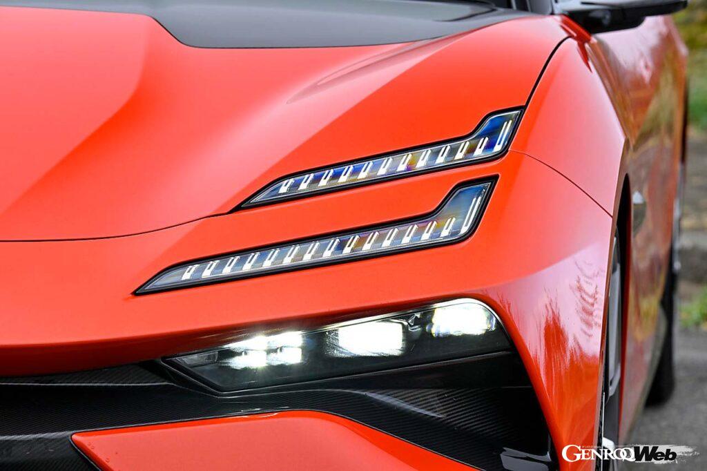 エレトレと共通のデザインエレメントとなる、L字型のデイタイムランニングライト。ヘッドライトはその下の黒い部分に隠されている。