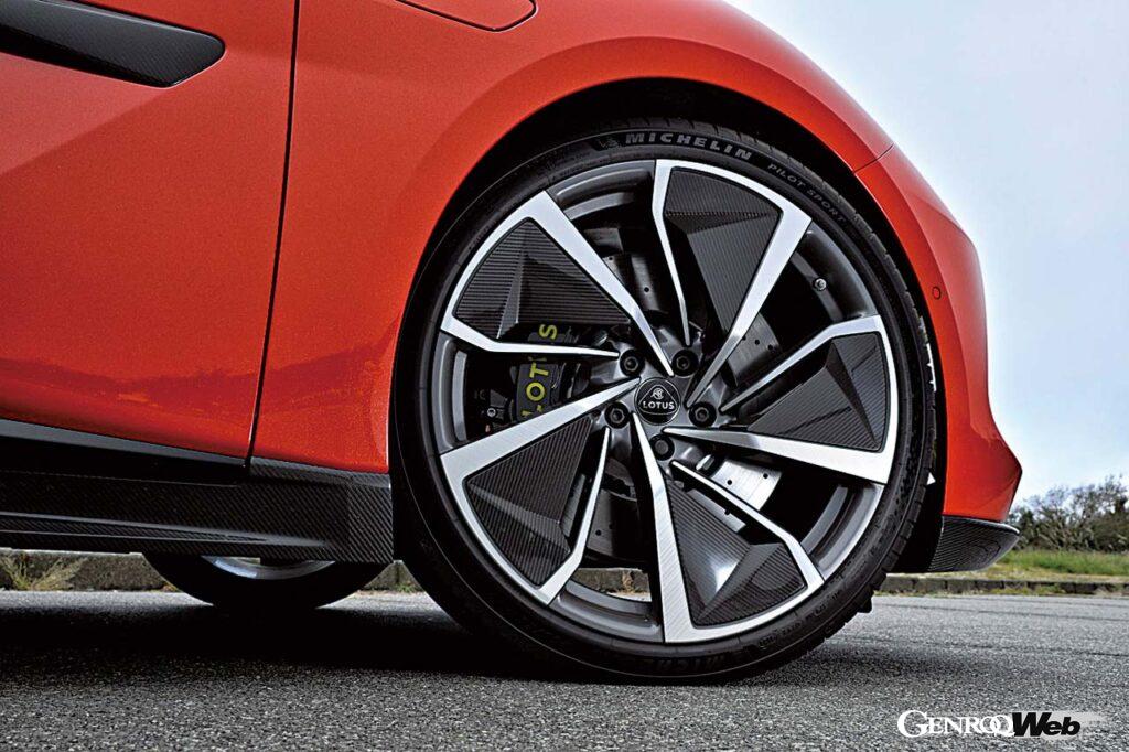 通常は21インチが標準だが、試乗車はオプションの22インチホイールを装着。タイヤサイズは前265/35R22、後305/30R22。銘柄はミシュラン・パイロットスポーツEVだった。