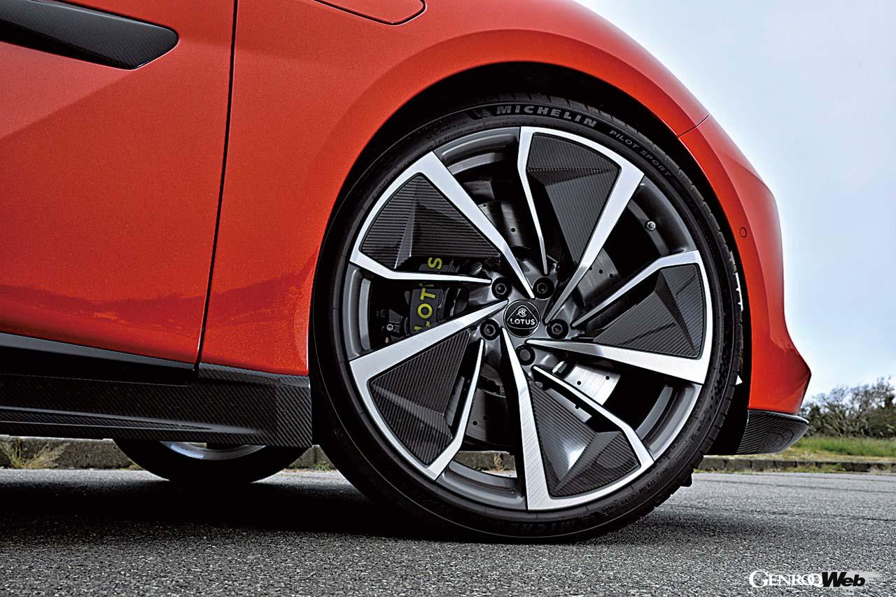 通常は21インチが標準だが、試乗車はオプションの22インチホイールを装着。タイヤサイズは前265/35R22、後305/30R22。銘柄はミシュラン・パイロットスポーツEVだった。