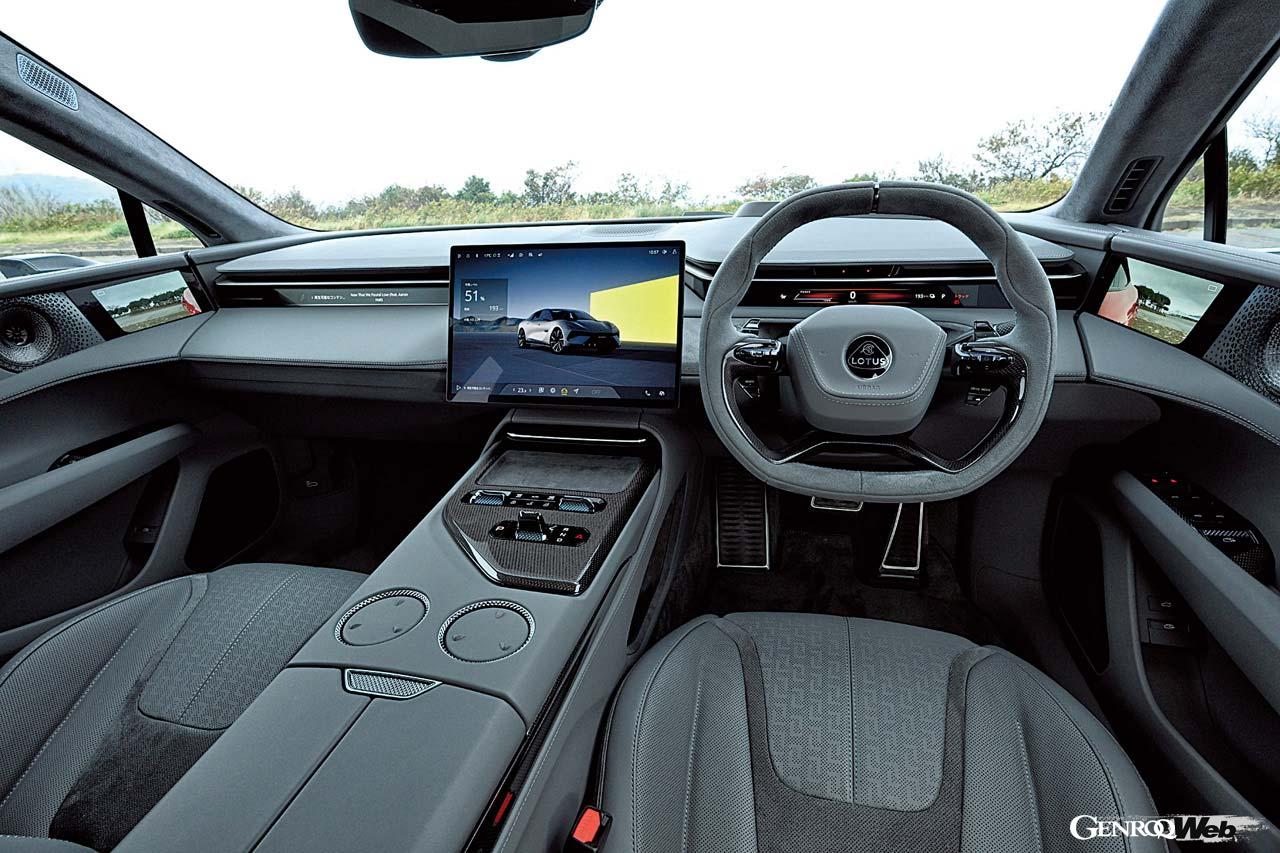 デザインの方向性はエレトレと共通するが、インパネやセンターコンソールの形状は若干異なる独自のもの。試乗車はオプションのカメラ式サイドミラーを装着していた。