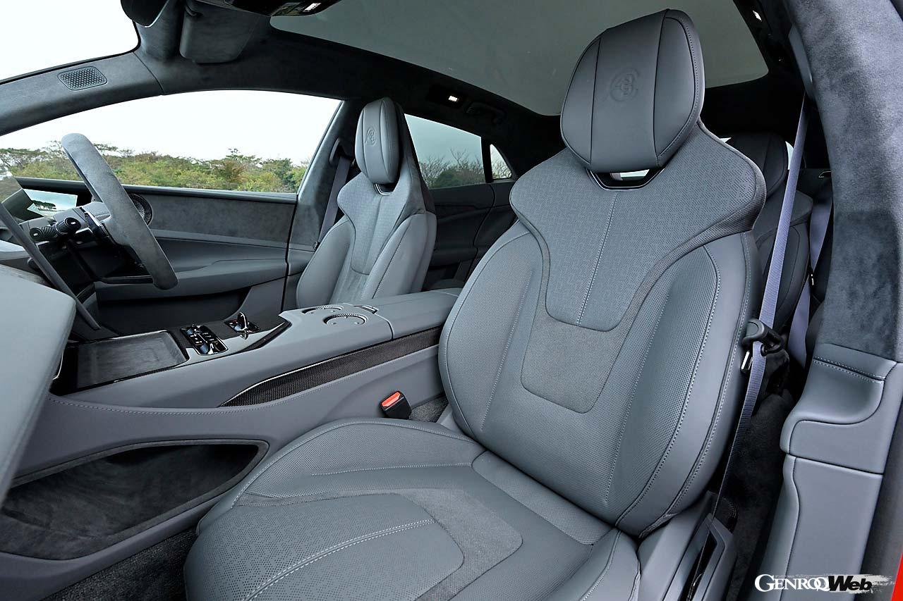 通常は5人乗り、オプションの「エグゼクティブパック」を選ぶと後席がセパレートシートになり、4人乗りとなる。ロングホイールベースのため後席居住性は意外に悪くない。