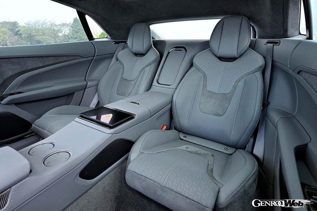 通常は5人乗り、オプションの「エグゼクティブパック」を選ぶと後席がセパレートシートになり、4人乗りとなる。ロングホイールベースのため後席居住性は意外に悪くない。