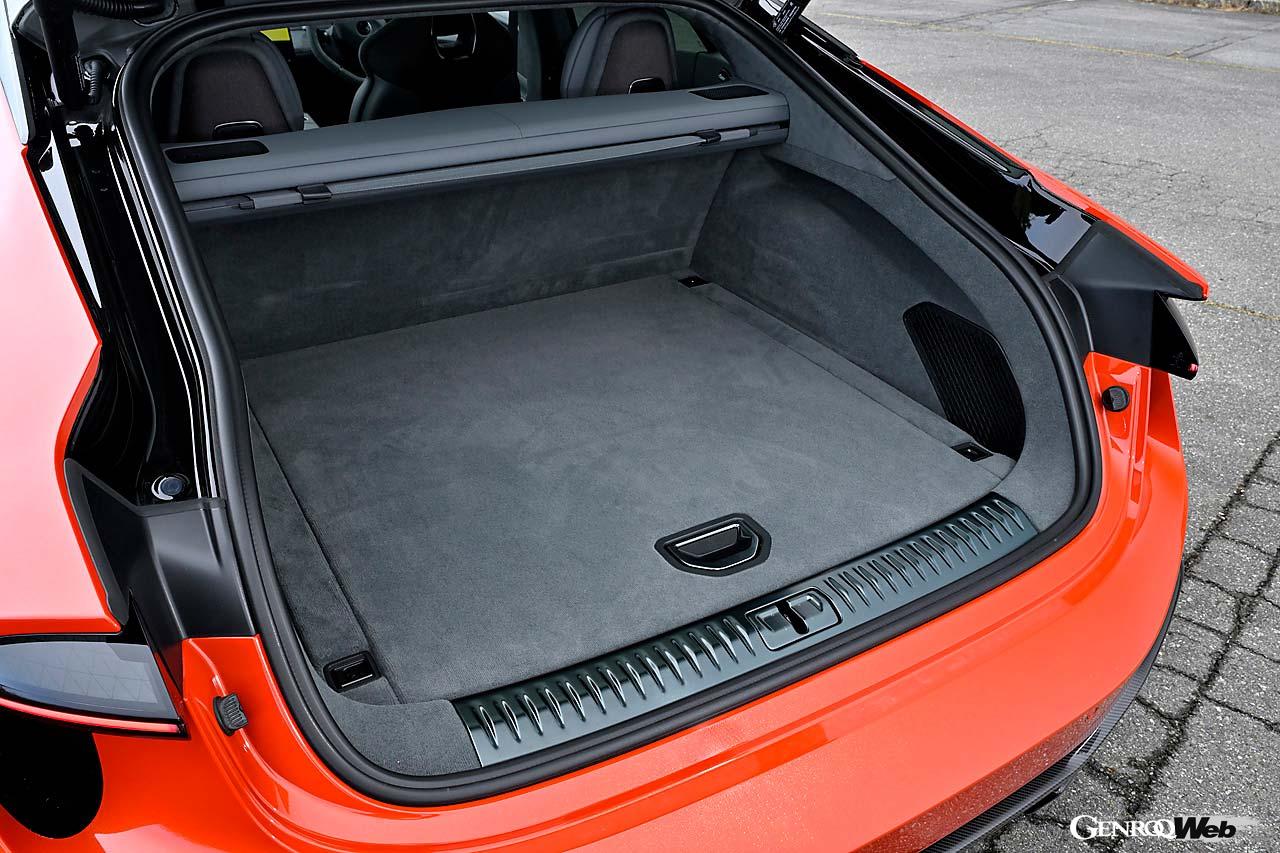 実はリヤに巨大なテールゲートを持つ5ドアハッチバックのエメヤ。ラゲッジルーム容量は509リットル。フロントフードの下にも31リットルの小さなスペースがある。