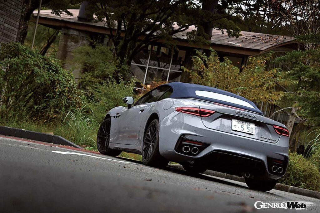 キャンバス製のソフトトップは、ベージュ、グレー、レッド、ブラック、ブルーの5色から選択することができる。開閉に要する時間は14秒。50km/h以下なら走行中でも操作することが可能だ。操作はタッチスクリーンで行う。