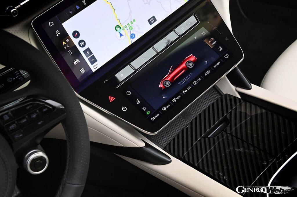 キャンバス製のソフトトップは、ベージュ、グレー、レッド、ブラック、ブルーの5色から選択することができる。開閉に要する時間は14秒。50km/h以下なら走行中でも操作することが可能だ。操作はタッチスクリーンで行う。