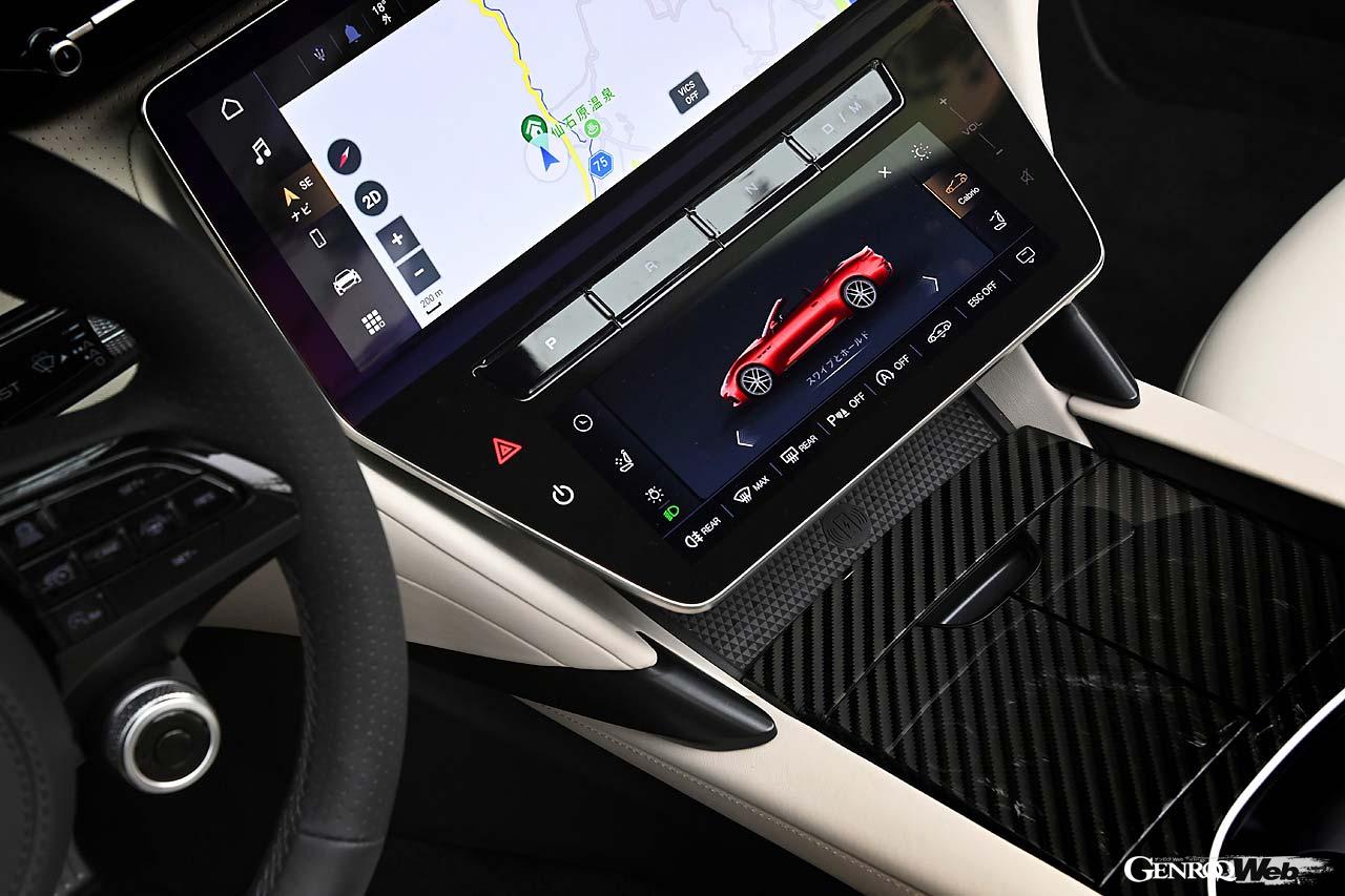 キャンバス製のソフトトップは、ベージュ、グレー、レッド、ブラック、ブルーの5色から選択することができる。開閉に要する時間は14秒。50km/h以下なら走行中でも操作することが可能だ。操作はタッチスクリーンで行う。