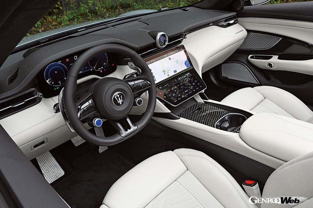 インパネはクーペのグラントゥーリズモに倣うもの。ステアリングのセンターパッド下にある2つの丸いスイッチは、左がエンジンのスタート/ストップボタン、右がドライブモード選択ダイヤル。