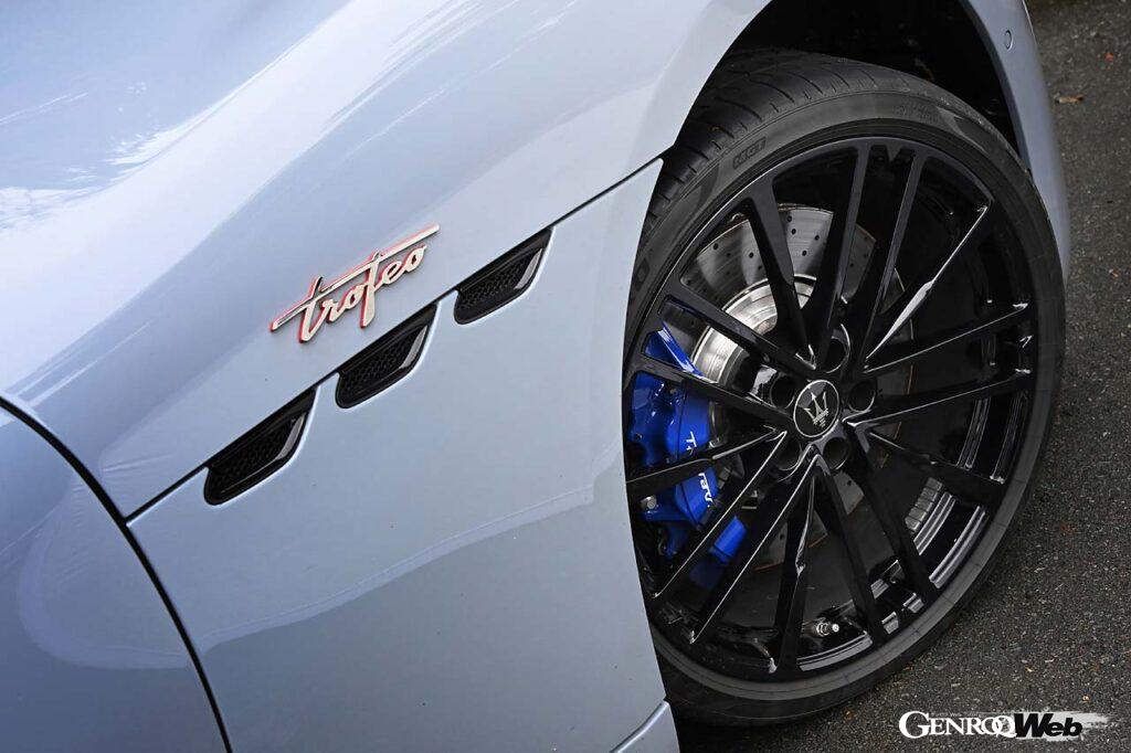 タイヤは前265/30ZR20、後295/30ZR21で、試乗車はピレリPゼロを装着。ブレーキキャリパーはレッドが標準、ブルー、イエロー、ブラックはオプションとなる。