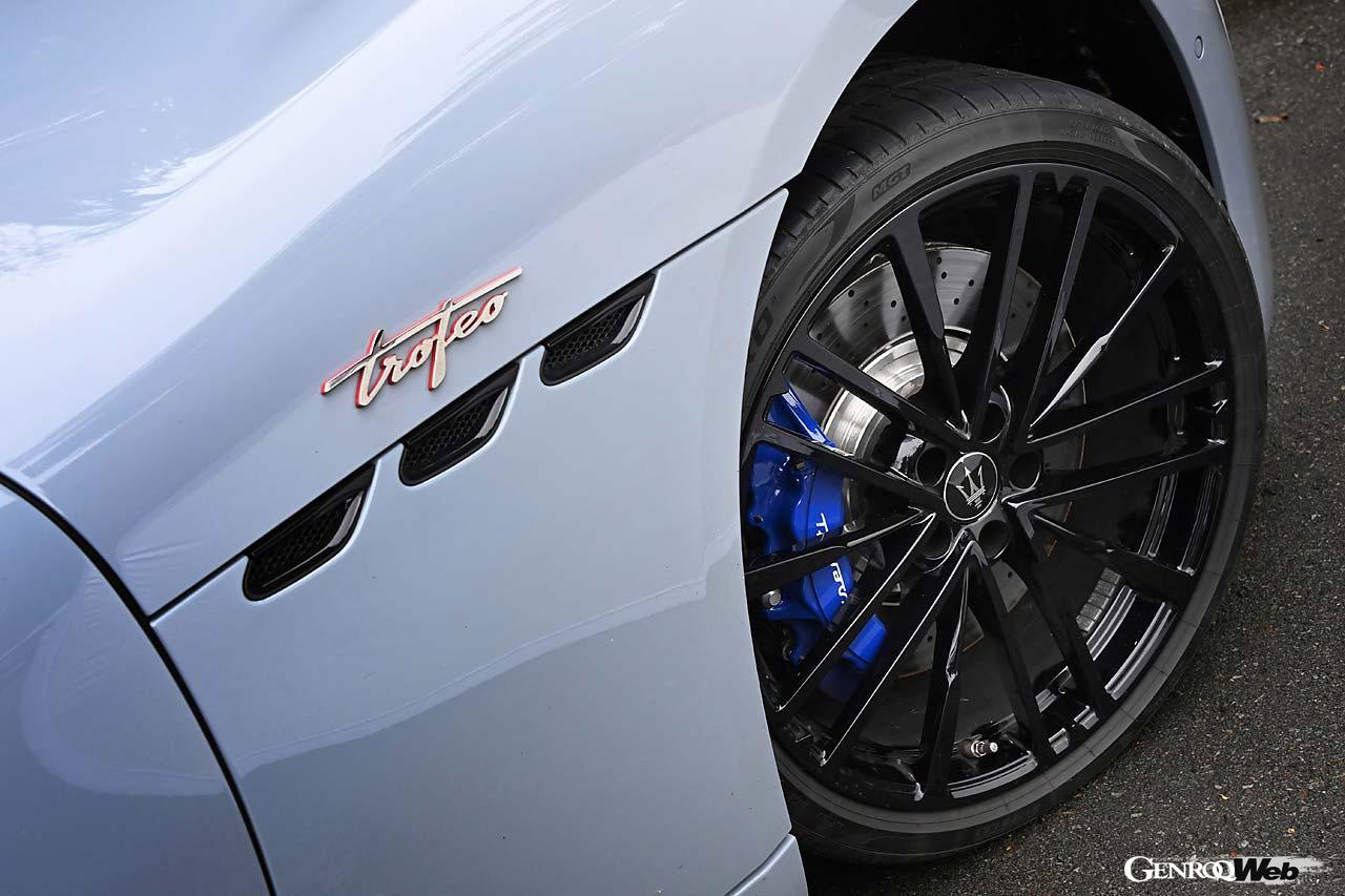 タイヤは前265/30ZR20、後295/30ZR21で、試乗車はピレリPゼロを装着。ブレーキキャリパーはレッドが標準、ブルー、イエロー、ブラックはオプションとなる。