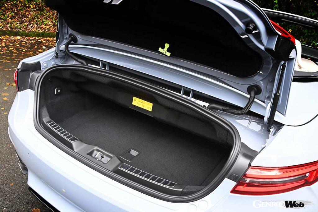 トランクルーム容量はクローズ時172リットル、オープン時はソフトトップを上部に格納するため131リットルとなる。