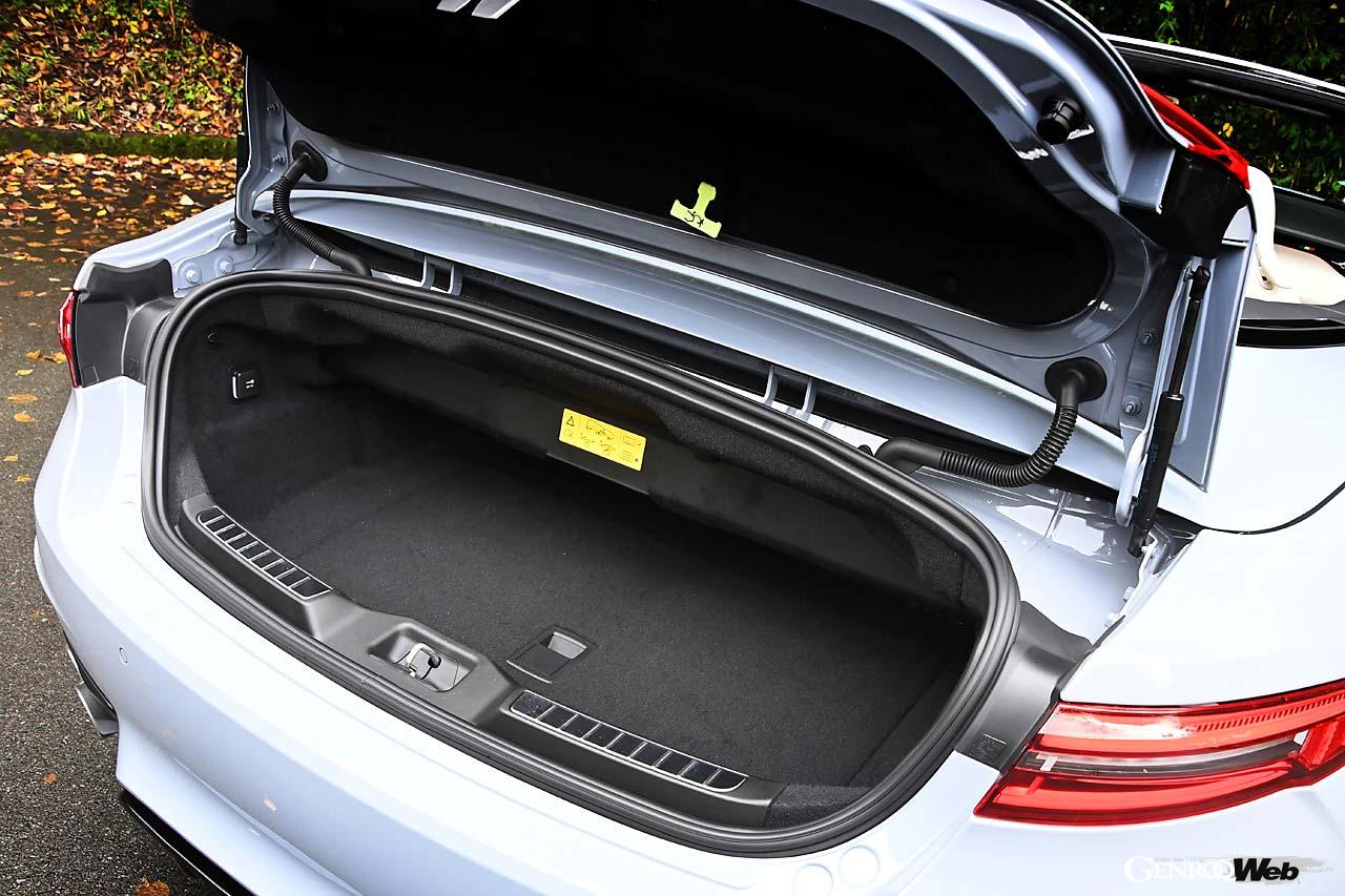 トランクルーム容量はクローズ時172リットル、オープン時はソフトトップを上部に格納するため131リットルとなる。