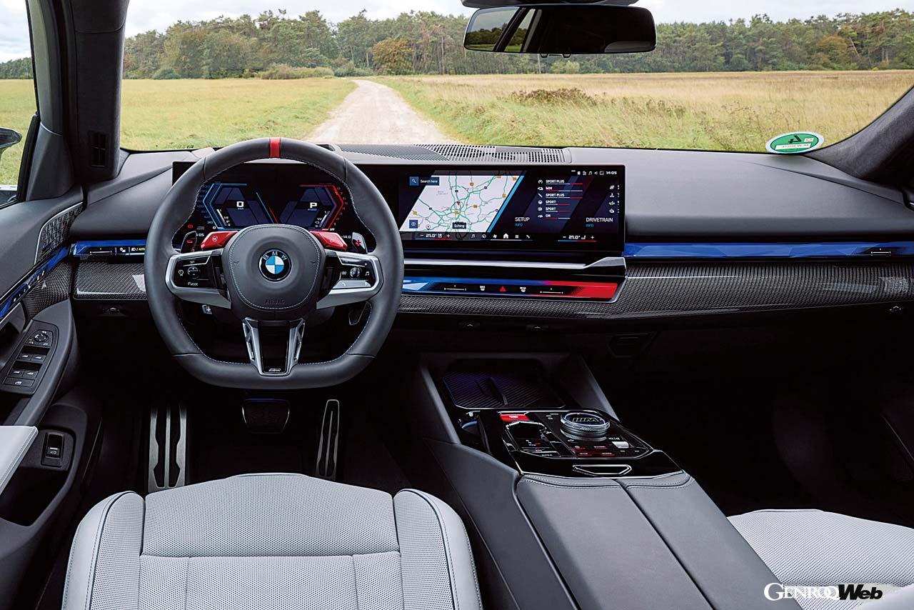 大型のBMWカーブドディスプレイはモダンかつ視認性に優れている。クルマとの濃密な一体感を味わうべく設計されたというMマルチファンクションシートを前席に採用。