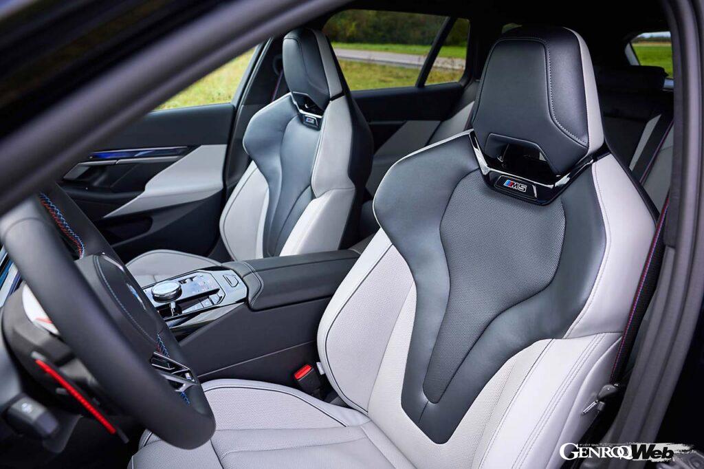 大型のBMWカーブドディスプレイはモダンかつ視認性に優れている。クルマとの濃密な一体感を味わうべく設計されたというMマルチファンクションシートを前席に採用。