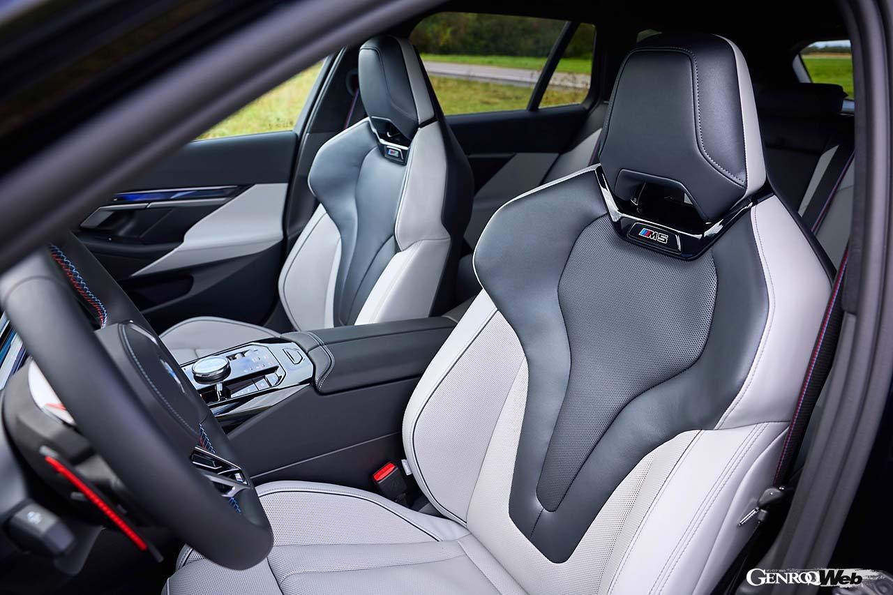 大型のBMWカーブドディスプレイはモダンかつ視認性に優れている。クルマとの濃密な一体感を味わうべく設計されたというMマルチファンクションシートを前席に採用。