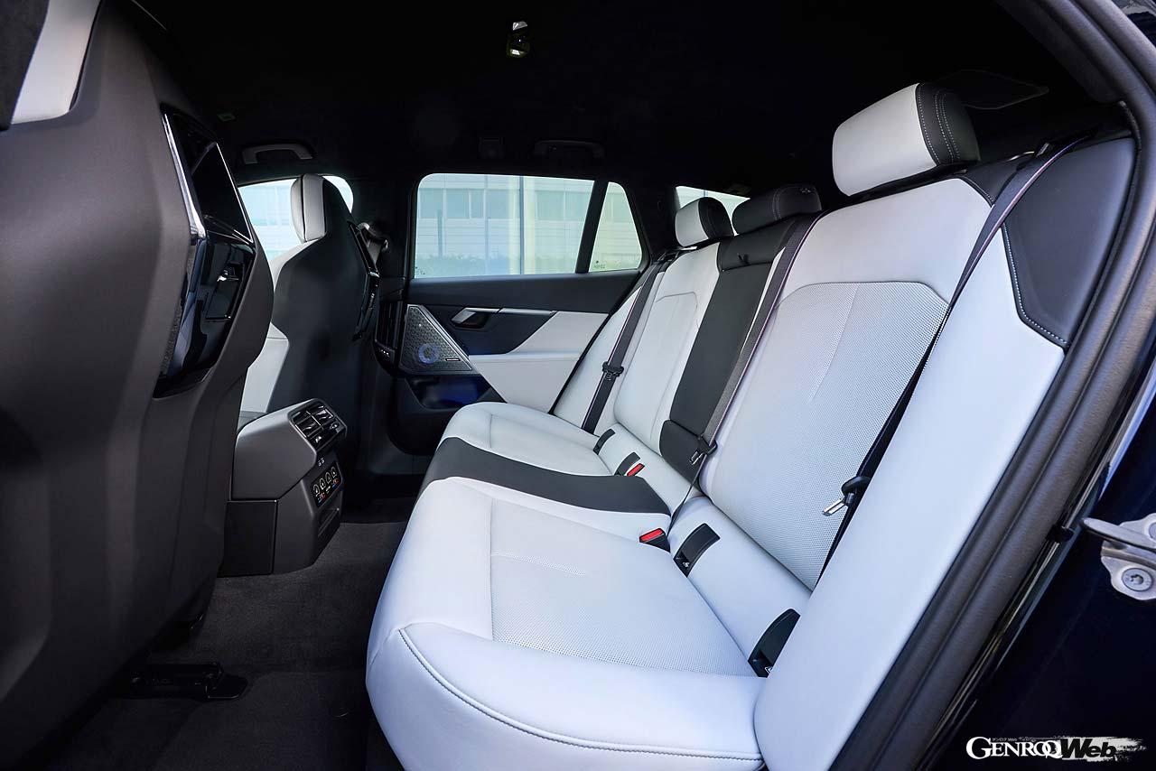 大型のBMWカーブドディスプレイはモダンかつ視認性に優れている。クルマとの濃密な一体感を味わうべく設計されたというMマルチファンクションシートを前席に採用。