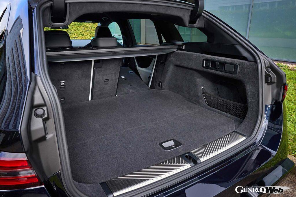 通常時500リットル、最大1630リットルの容量を誇るラゲッジスペースが備わる。