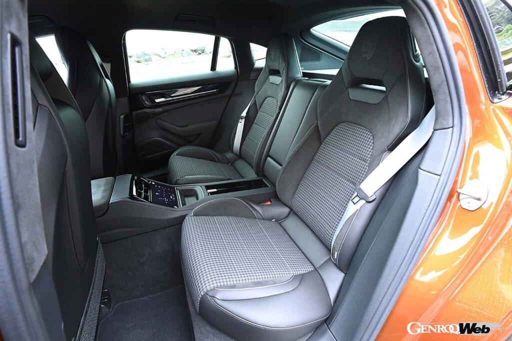 ヘッドレスト一体型のハイバックシート。後席にもセンターコンソールが設置され、乗車定員は4名となる。試乗車はオプションのレザーフリーインテリア(21.6万円)を装着。