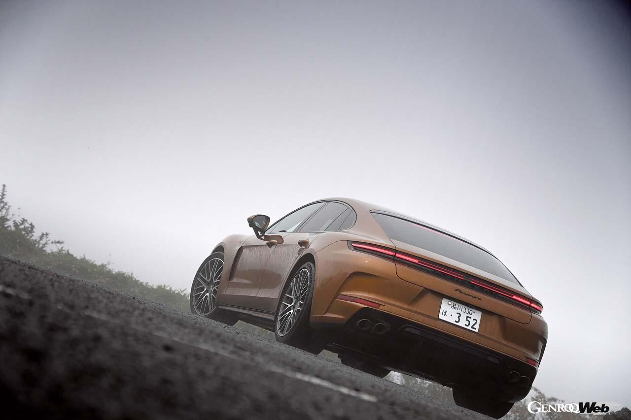 試乗車はオプションのスポーツデザインパッケージ（69.5万円）装着車。前後バンパーやサイドスカートのデザインがよりスタイリッシュになる。ホイールもオプションの21インチ「911ターボデザイン（65.3万円）」だった。