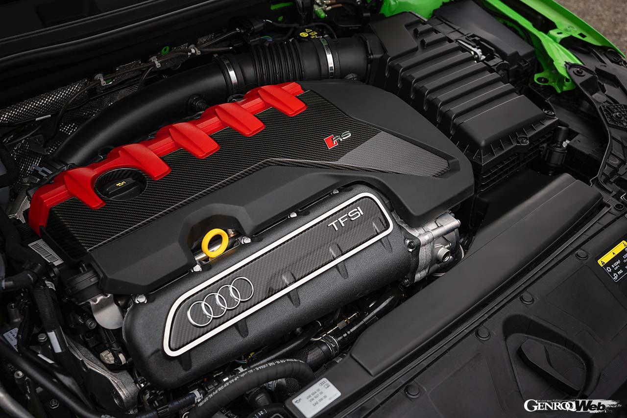 アウトプット400PS/500Nmを叩き出すお馴染み2.5リッター直5ターボエンジンを搭載。タイヤはハイグリップなピレリPゼロRを履きこなす。