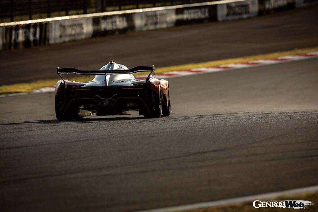 日本で初めて走る姿を披露したソーラスGT。V10サウンドは現代のF1よりもはるかに美しく響く。