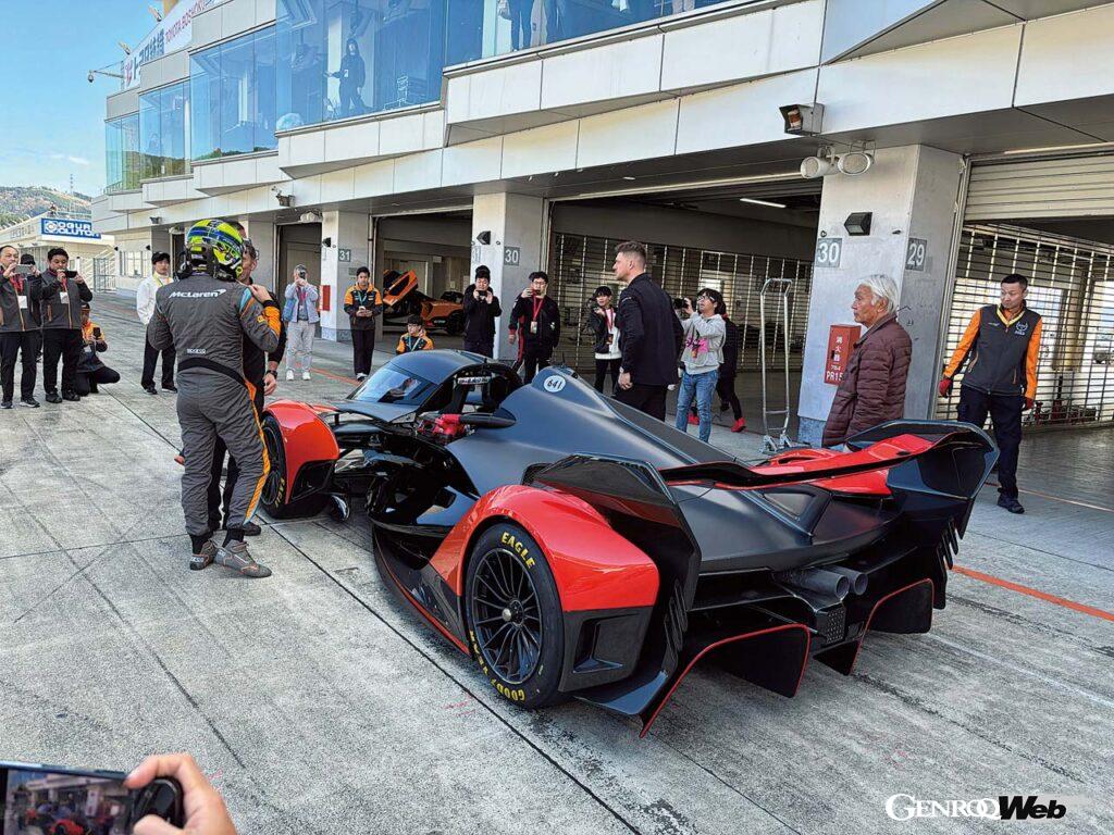 キャノピーとフェンダーカバーがなければ、ほぼF1マシンのような形状だ。