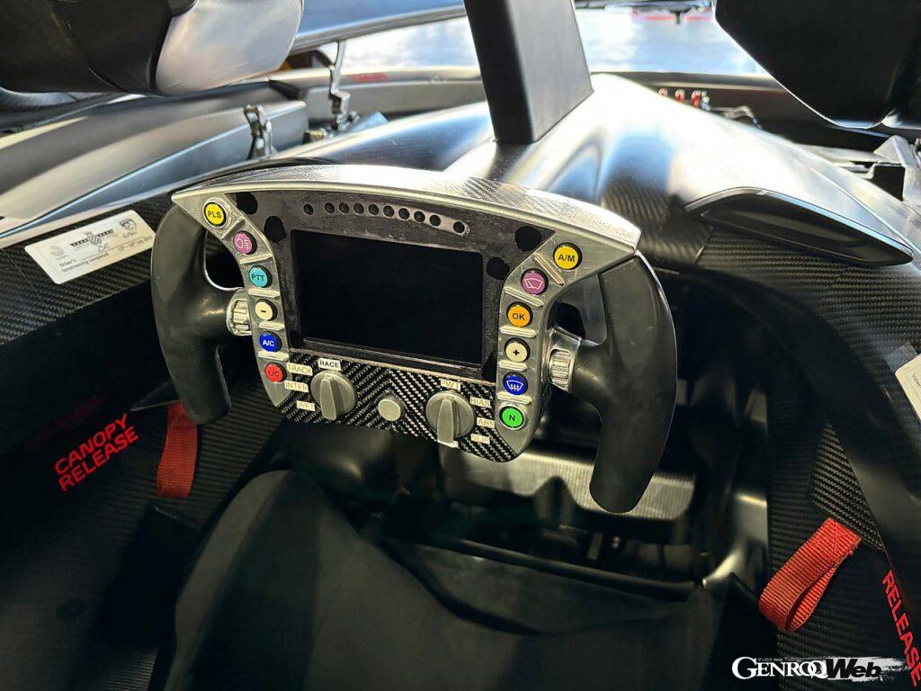 ドライバーに合わせて作られるシート。ステアリングには操作ボタンとメーター表示が内蔵されている。